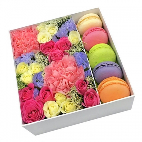 Цветы в квадратной коробке "Радуга"